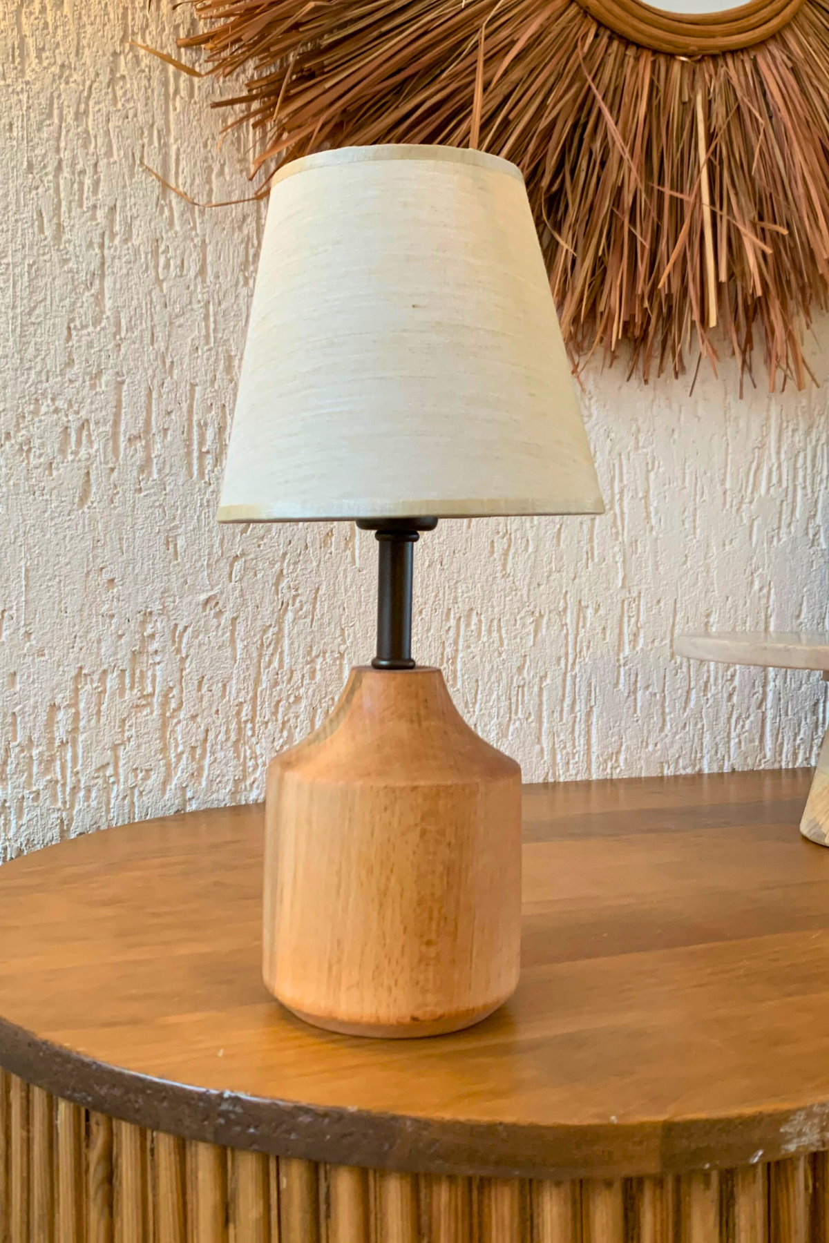 Ahşap Ayaklı Kumaş Konik Başlı Modern Abajur Surya