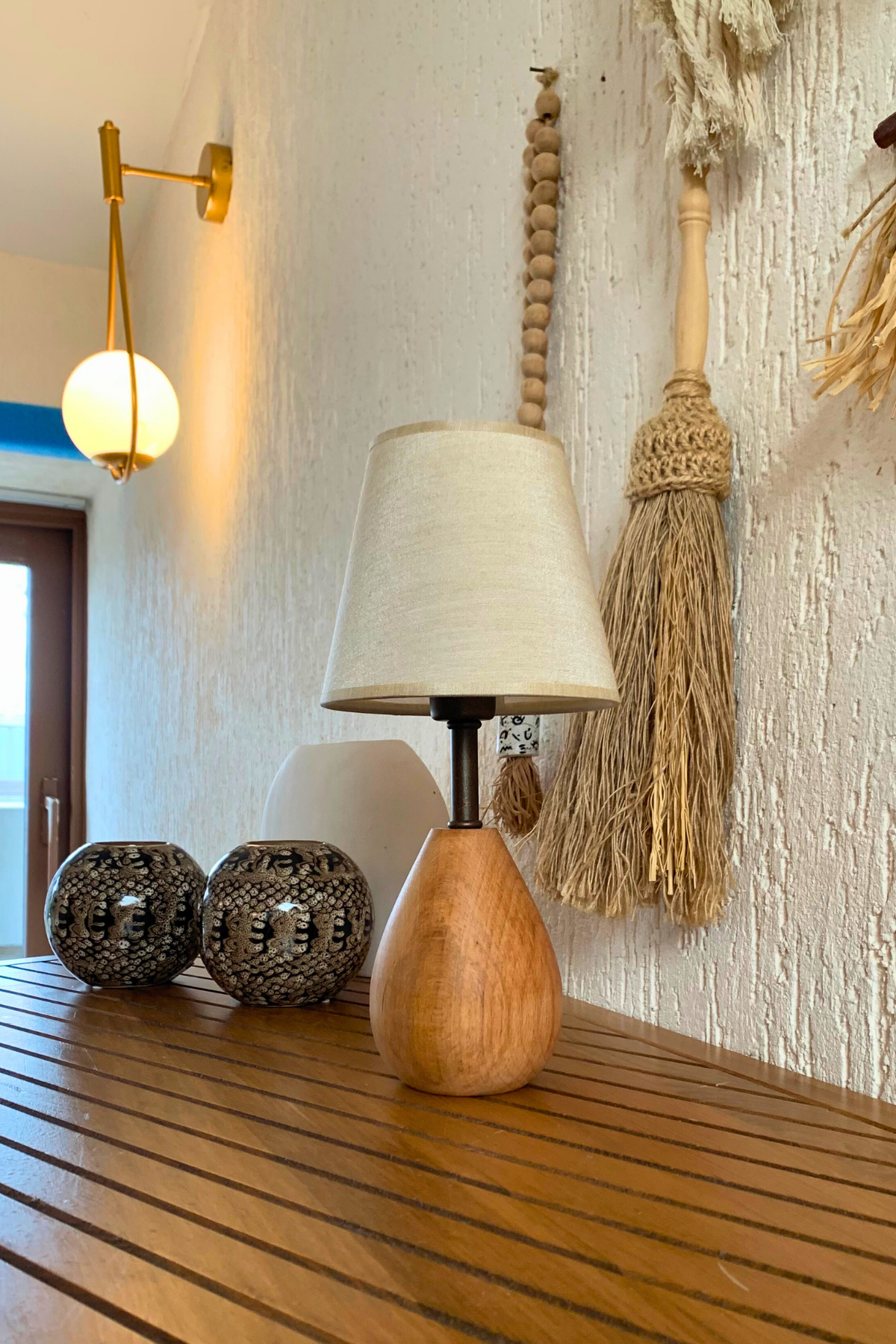Ahşap Ayaklı Kumaş Konik Başlı Modern Abajur Neto